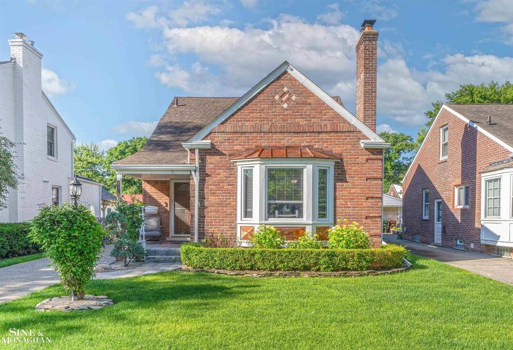 2111 Country Club Drive, Grosse Pointe Woods, MI 48236