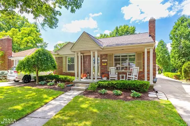 2137 Stanhope Road, Grosse Pointe Woods, MI 48236