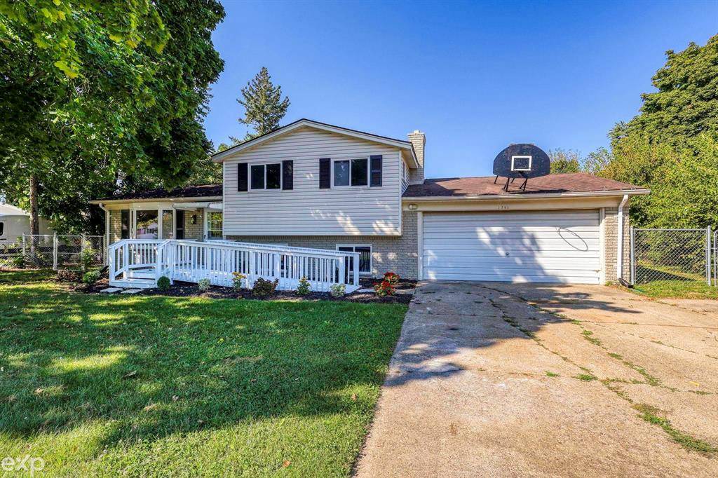 2795 Ravenglass Road, Waterford Twp, MI 48329