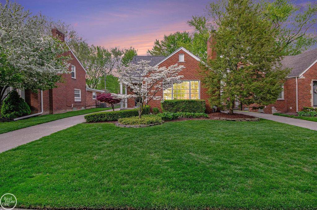 Grosse Pointe Woods, MI 48236,1898 Manchester Boulevard