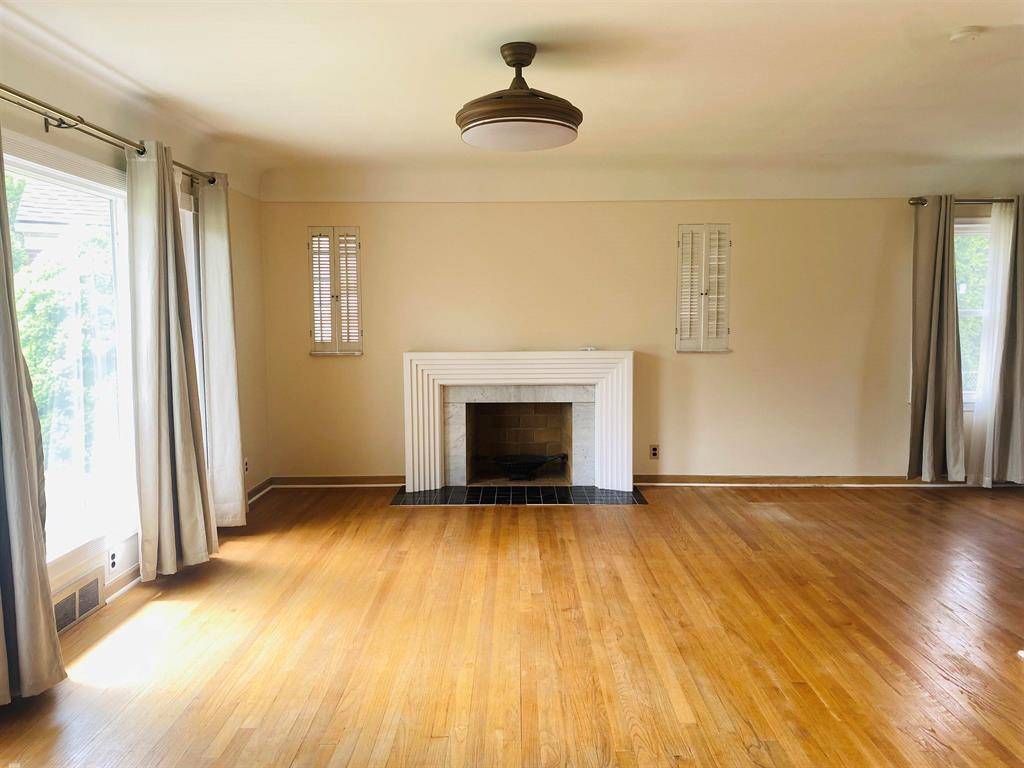 Grosse Pointe Woods, MI 48236,20731 Virginia Lane