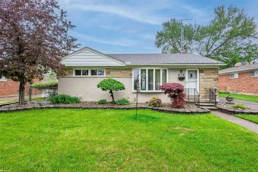 876 Crest Street, Mt. Clemens, MI 48043