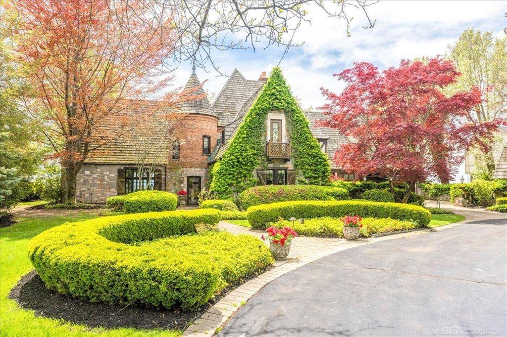 49016 Pointe Lakeview Drive Drive, Chesterfield Twp, MI 48047