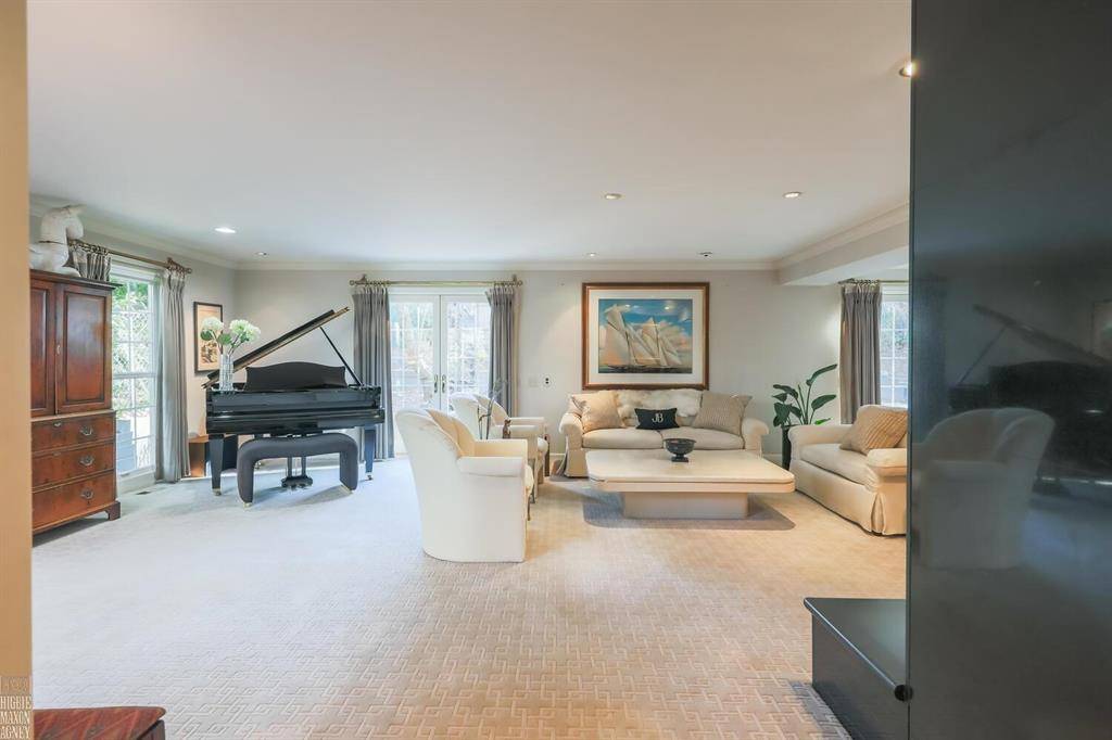 Grosse Pointe Farms, MI 48236,194 Charlevoix Avenue