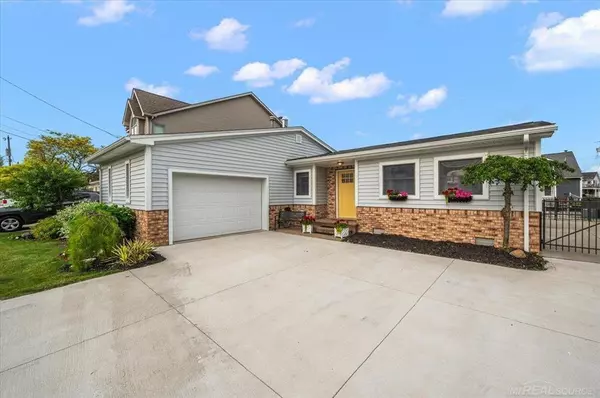 Harrison Twp, MI 48045,37738 Maplehill Street