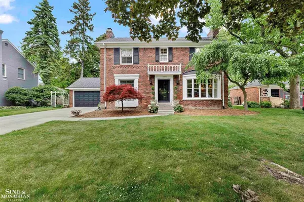 1150 S Oxford Road, Grosse Pointe Woods, MI 48236