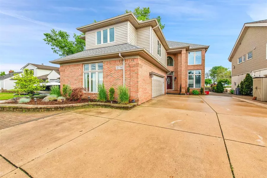 37701 huron pointe Drive, Harrison Twp, MI 48045