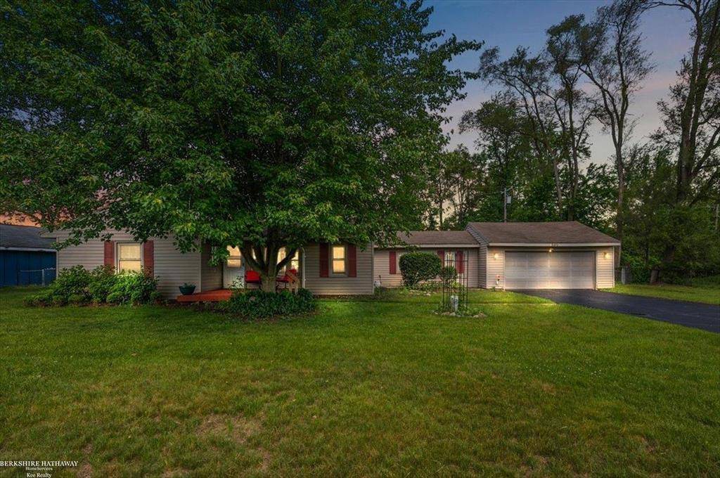560 Laguna Drive, Wolverine Lake Vlg, MI 48390