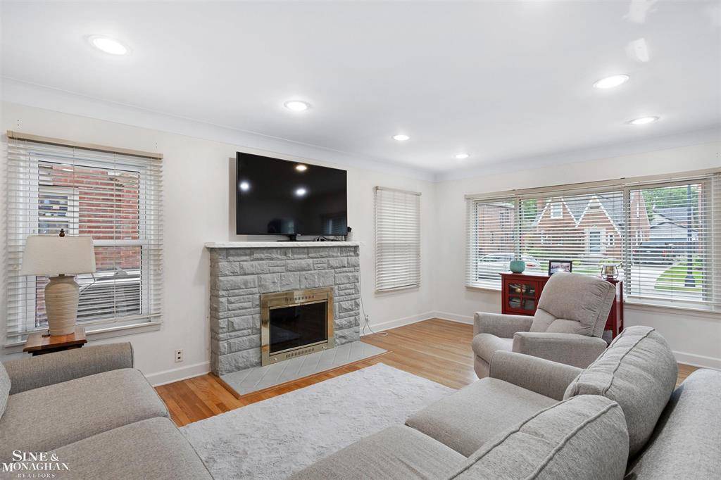 Grosse Pointe Farms, MI 48236,425 Madison Street