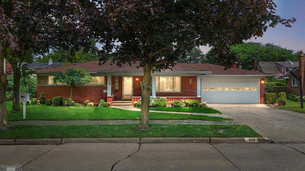 632 S Rosedale Court, Grosse Pointe Woods, MI 48236