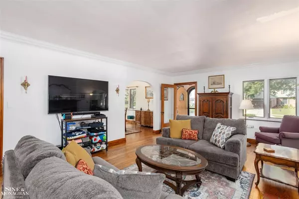 Grosse Pointe Park, MI 48230,624 Lakepointe Street