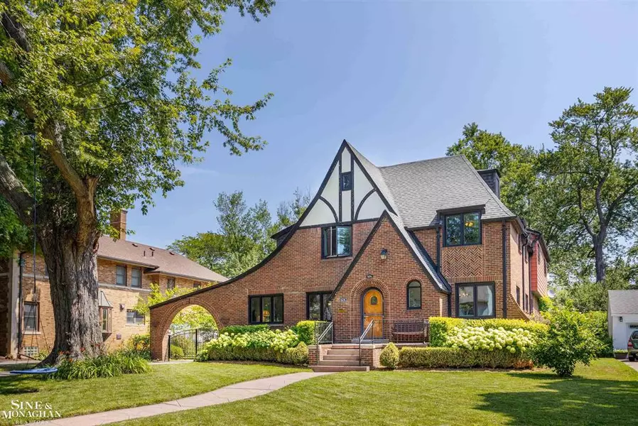624 Lakepointe Street, Grosse Pointe Park, MI 48230