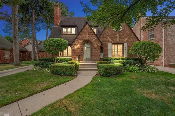 279 KENWOOD Court, Grosse Pointe Farms, MI 48236