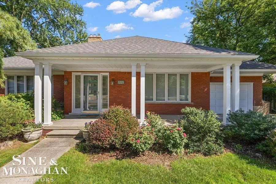 1221 N Renaud Road, Grosse Pointe Woods, MI 48236