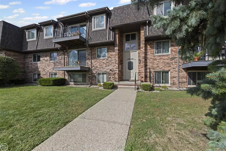 406 Riviera Drive, St. Clair Shores, MI 48080