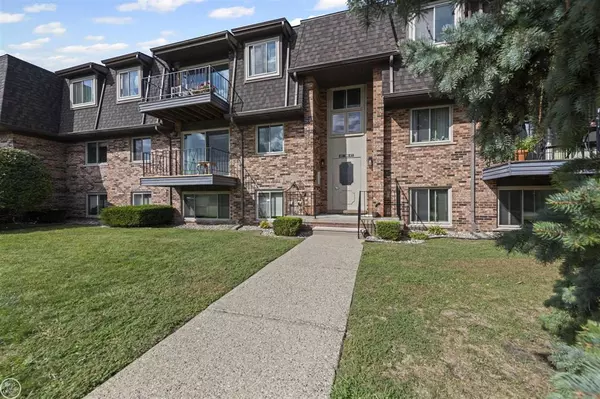 406 Riviera Drive, St. Clair Shores, MI 48080