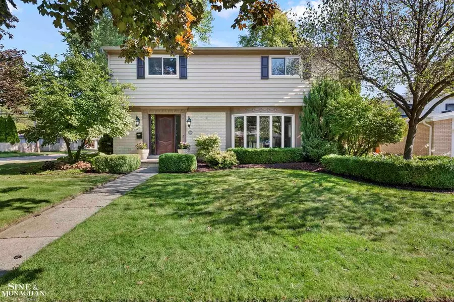 738 Pear Tree Lane, Grosse Pointe Woods, MI 48236