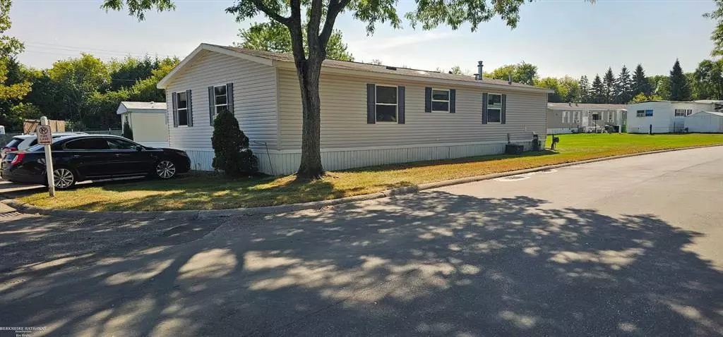 422 La Porte Court, Rochester Hills, MI 48307