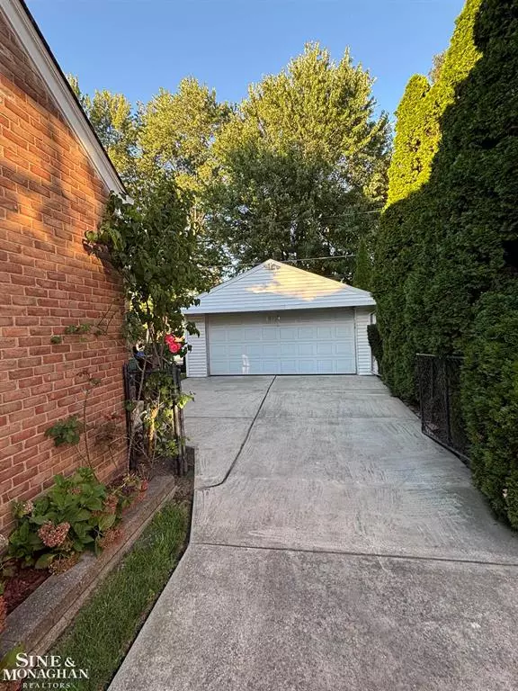 Grosse Pointe Woods, MI 48236,2286 Allard Avenue