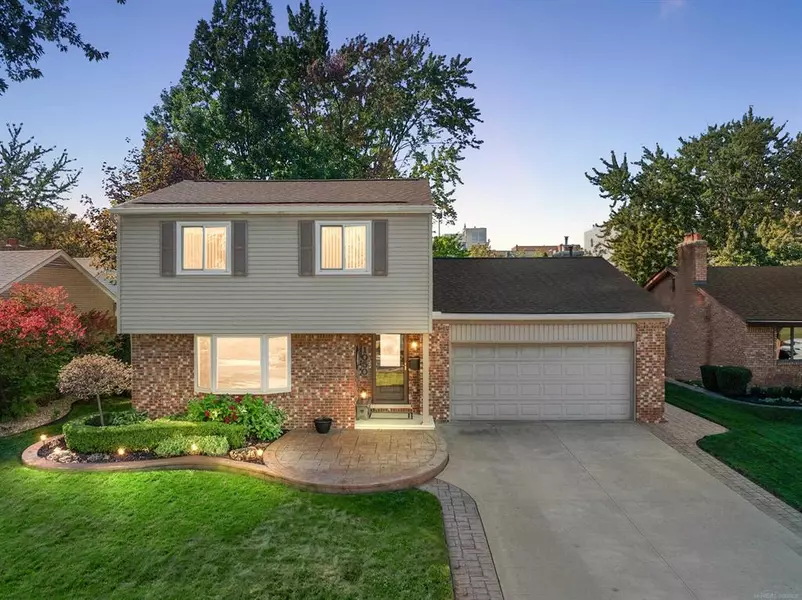 1050 Roslyn Road, Mt. Clemens, MI 48043