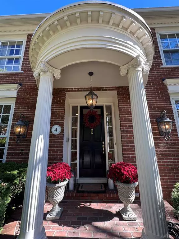 Grosse Pointe, MI 48230,4 Cameron Place