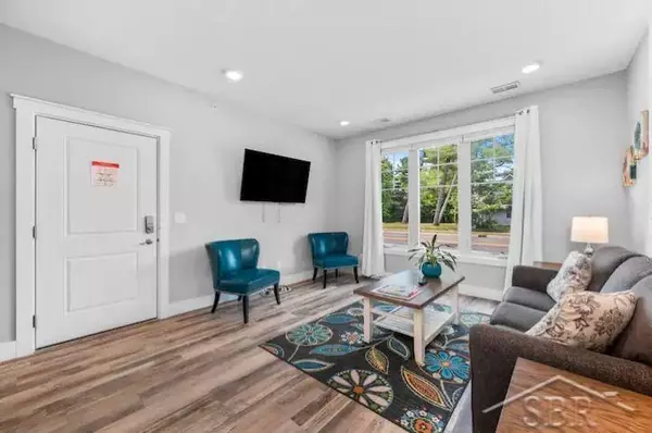 Traverse City, MI 49686,914 E Front Street 6