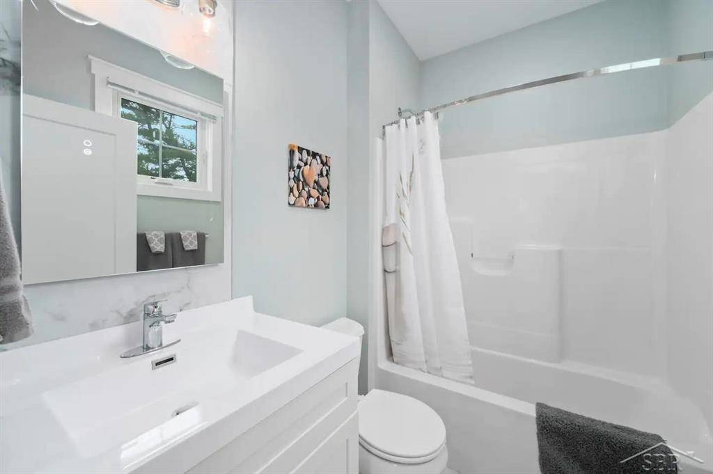 Traverse City, MI 49686,914 E Front Street 12