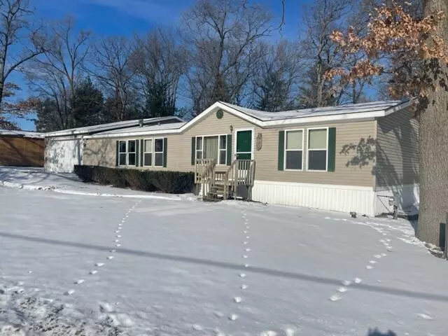 2712 W Long Lake Road, Orleans, MI 48865