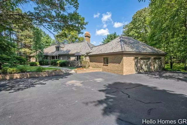 750 Greentree Lane NE, Ada Twp, MI 49301