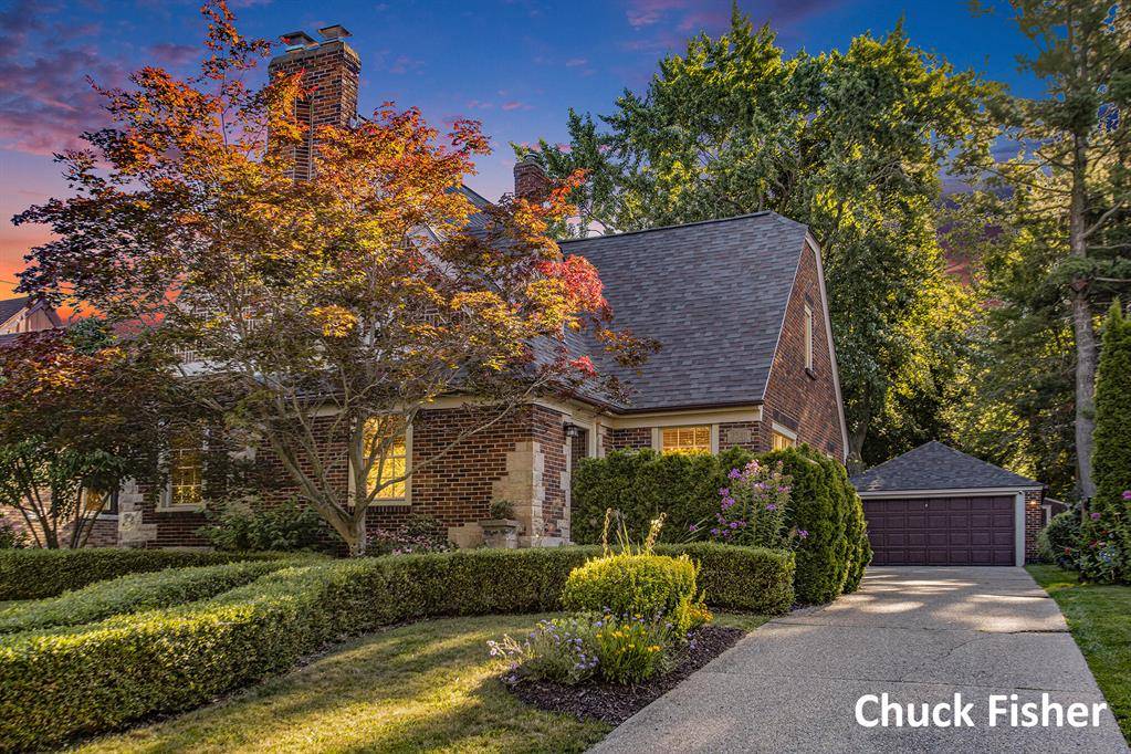 2340 Oakwood Avenue NE, Grand Rapids, MI 49505