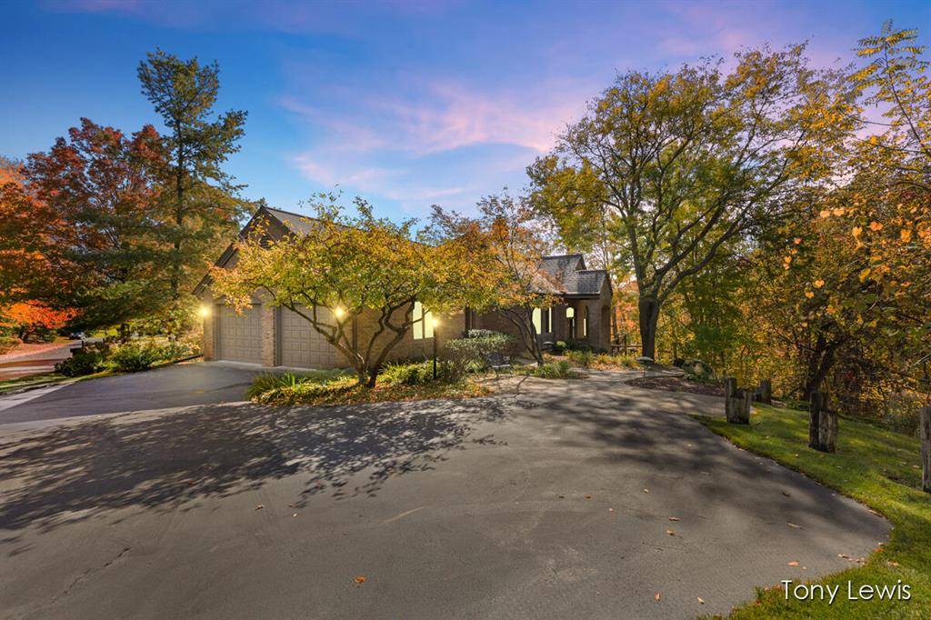 610 Cascade Hills Hollow SE, Grand Rapids Twp, MI 49546