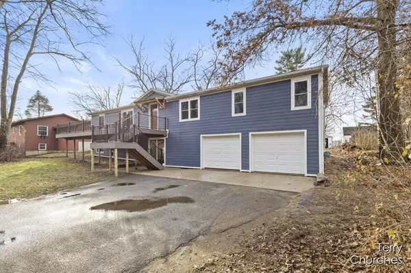 7043 channel Drive SE, Alto, MI 49302