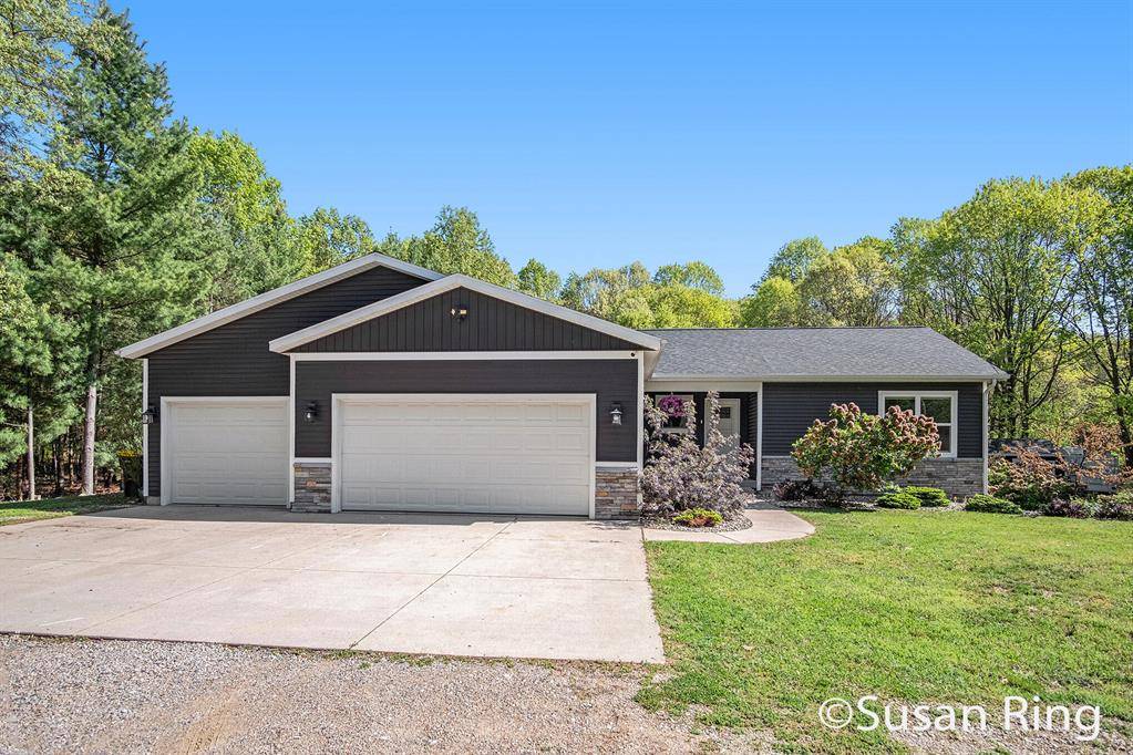 10960 Hooligan Lane NE, Algoma Twp, MI 49341