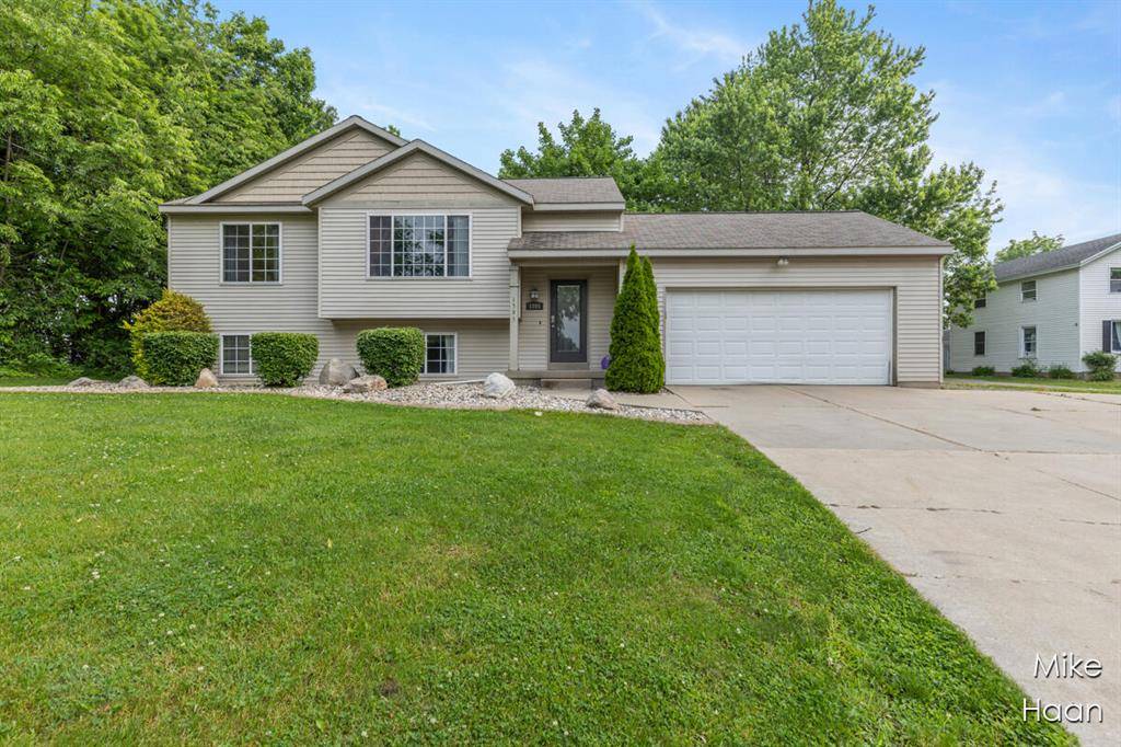 1395 3 Mile Road NW, Walker, MI 49544
