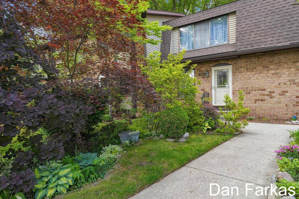 2533 Chatham Woods Drive SE, Cascade Twp, MI 49546