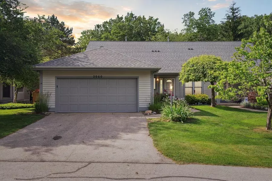2060 N Cross Creek Court SE, Grand Rapids, MI 49508
