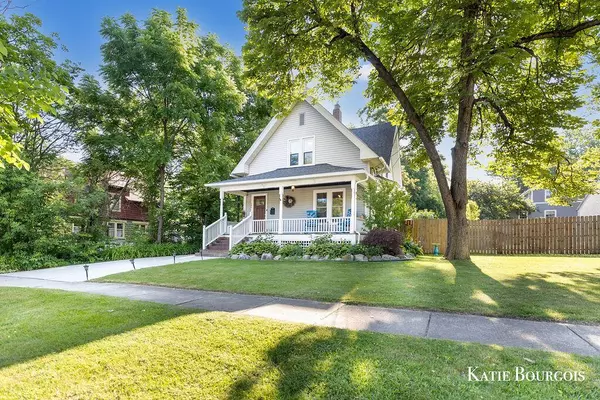 140 S Monroe Street NE,  Rockford,  MI 49341