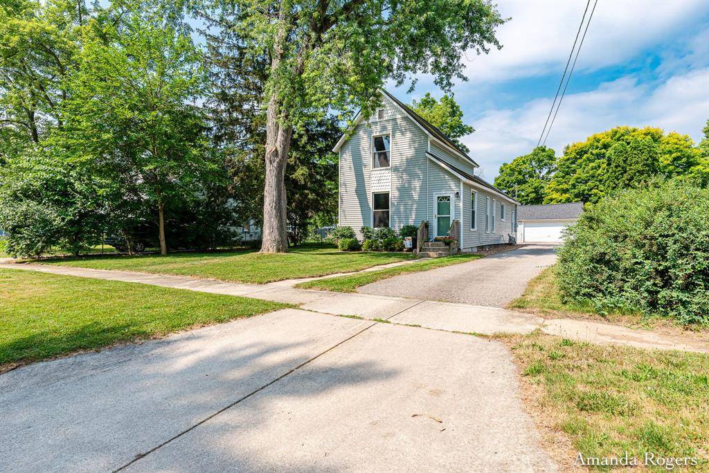 152 S Pleasant Avenue SE, Lowell, MI 49331
