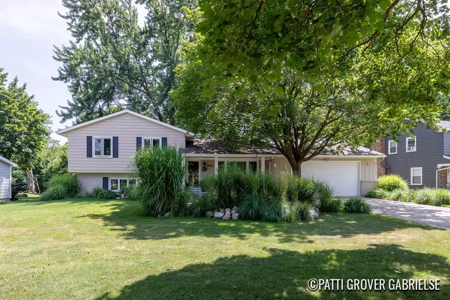1830 Weymouth Drive SE, Grand Rapids, MI 49508