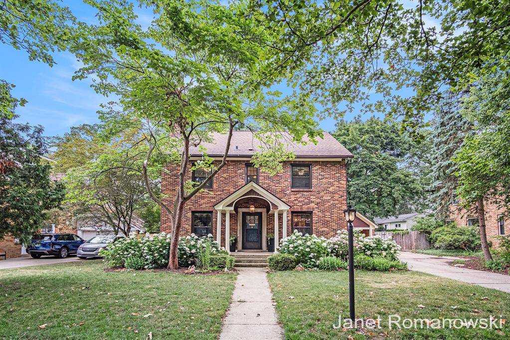 1055 San Lucia Drive SE, East Grand Rapids, MI 49506