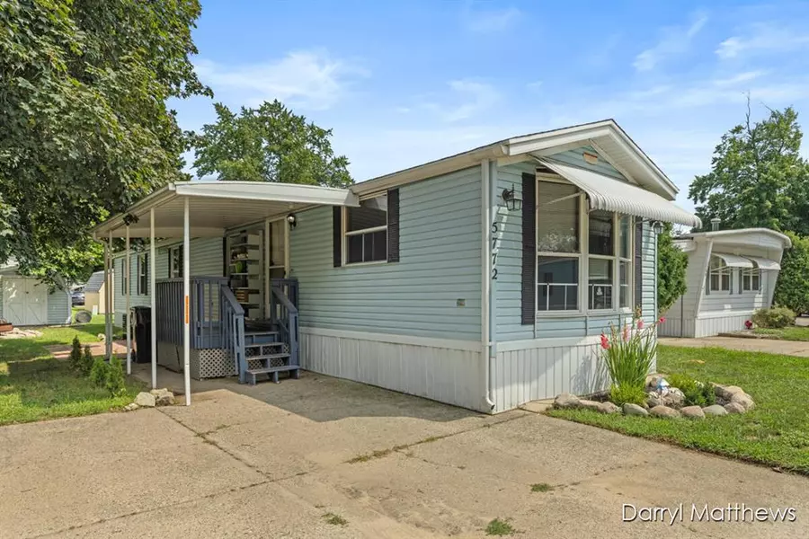 5772 Pinebrook Avenue SE, Kentwood, MI 49548