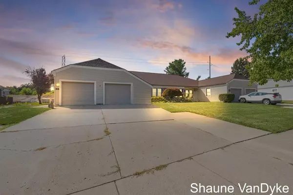 331 Rolling Greene Drive NW, Walker, MI 49534