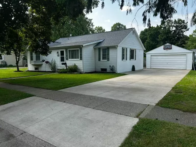 150 W First Avenue, Plainwell, MI 49080