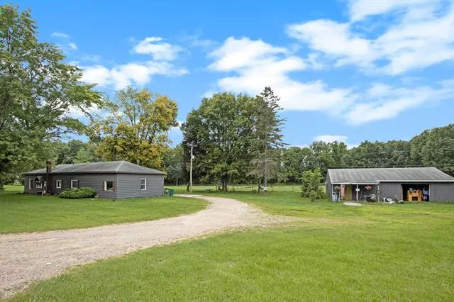 20576 M-60, Three Rivers, MI 49093