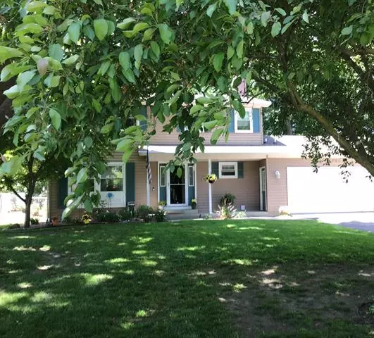 823 Glenview Drive, Plainwell, MI 49080