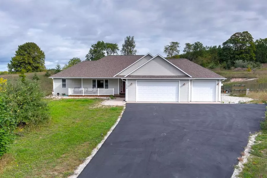 2424 Tyler Hills Dr., Long Lake Twp, MI 49685