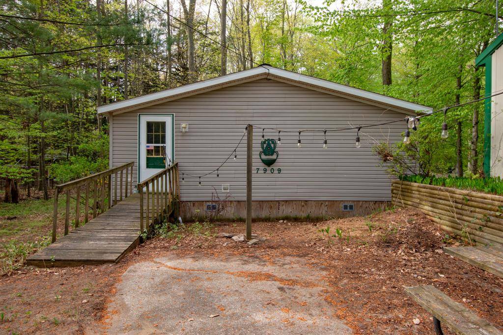 7909 W Florida Street, Benona Twp, MI 49455
