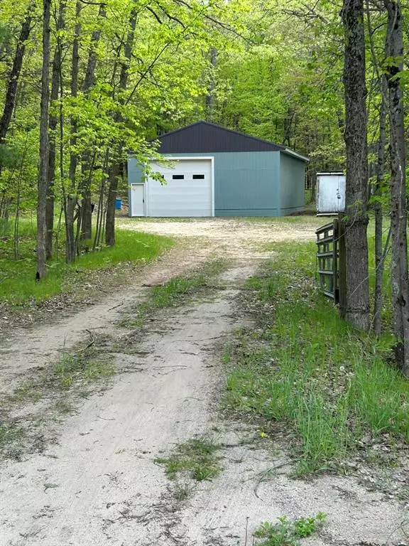 8047 W 10 1/2 Mile Road Road, Elk Twp, MI 49644