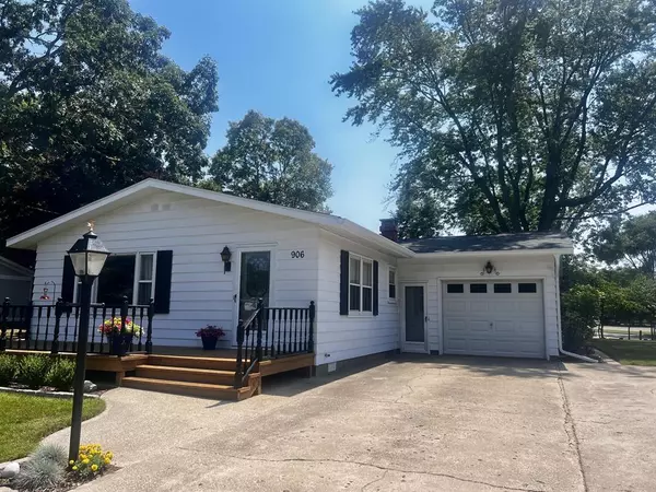 906 Woodlawn Street, Ludington, MI 49431
