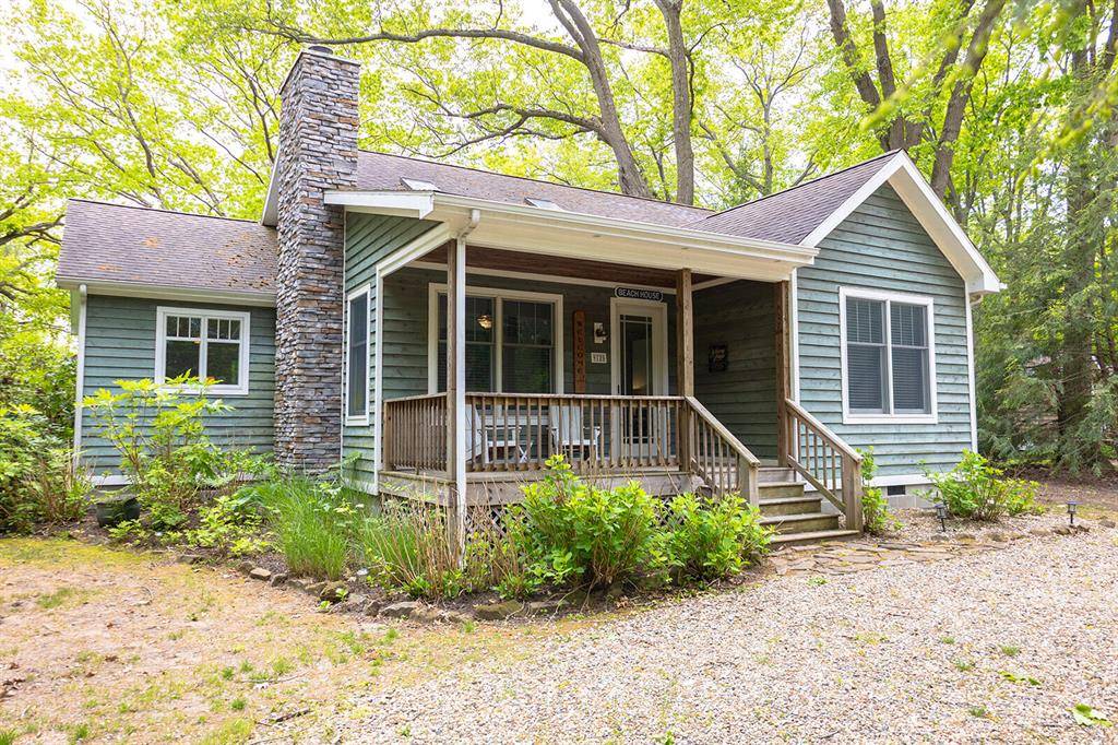 9720 Woodlawn Avenue, Chikaming Twp, MI 49129